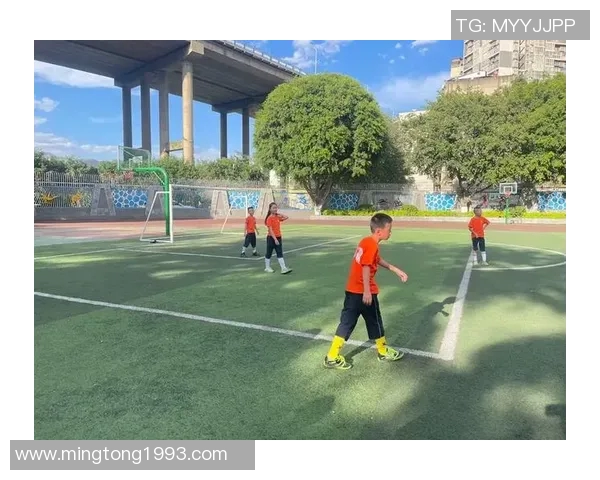 东边足球场的热血青春与梦想追逐之旅