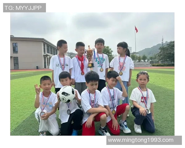 团结一心共踢足球展现团队精神与友谊的魅力